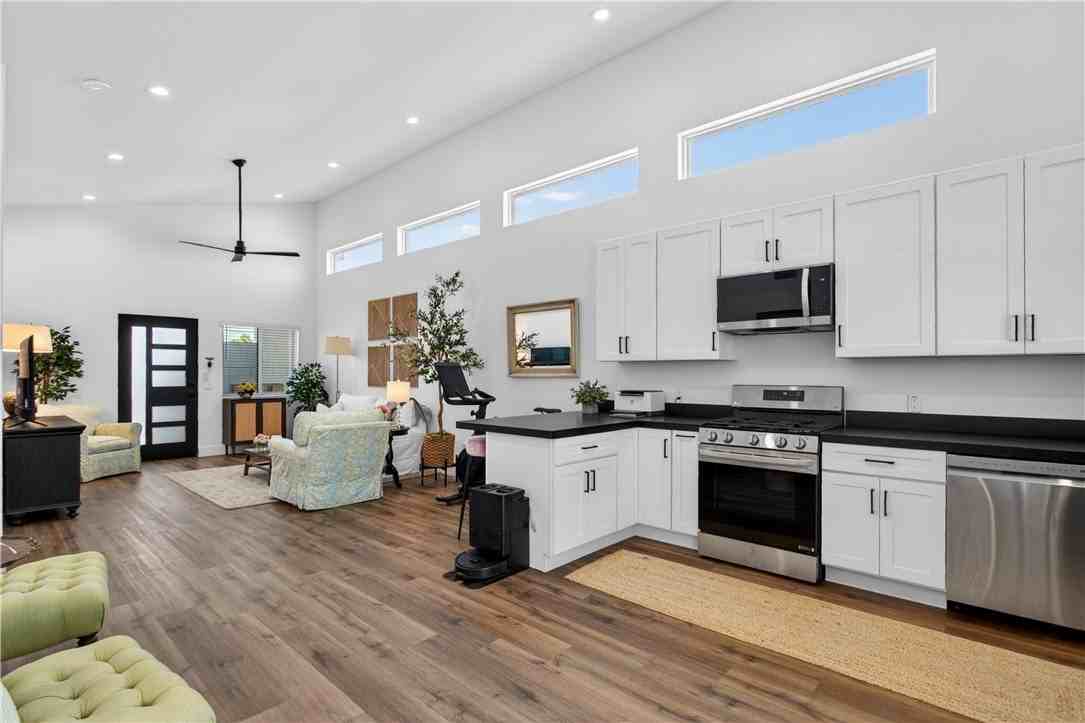 881 Capital St - Photo 2 of 36
