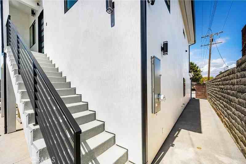 881 Capital St - Photo 3 of 36