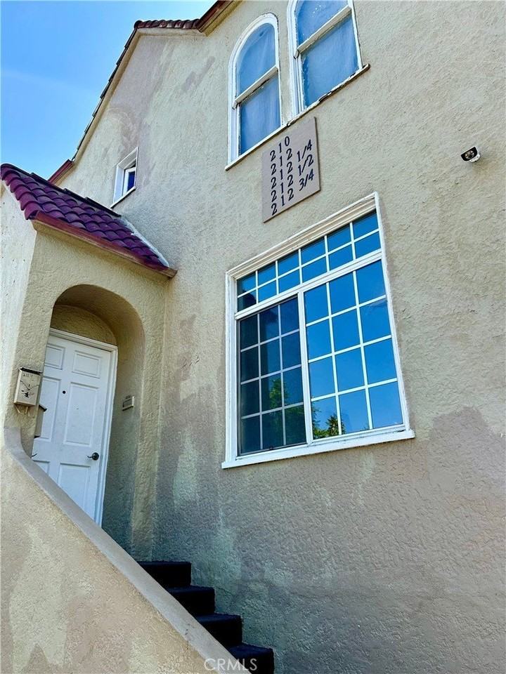 212 S Lake St - Photo 3 of 6