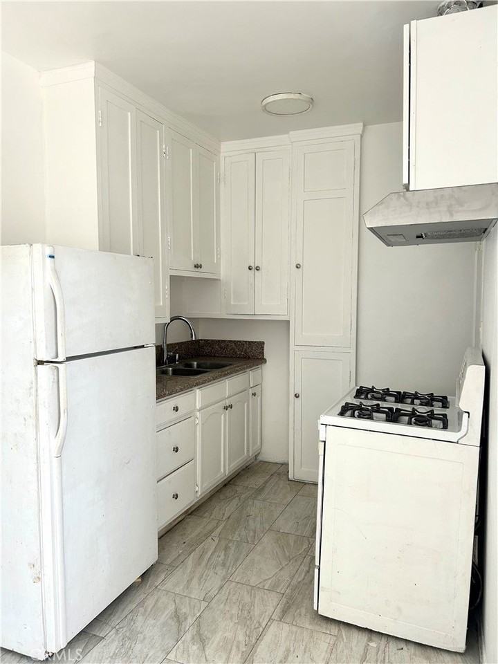 212 S Lake St - Photo 4 of 6
