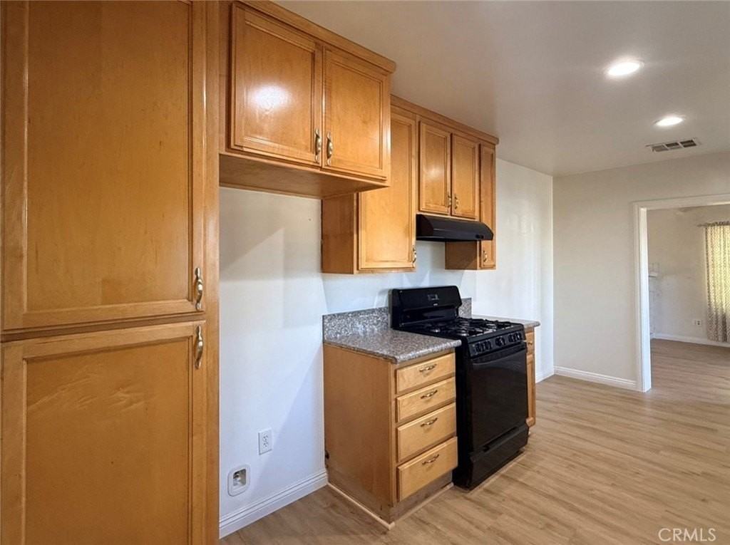 7454 Darby Ave - Photo 4 of 26