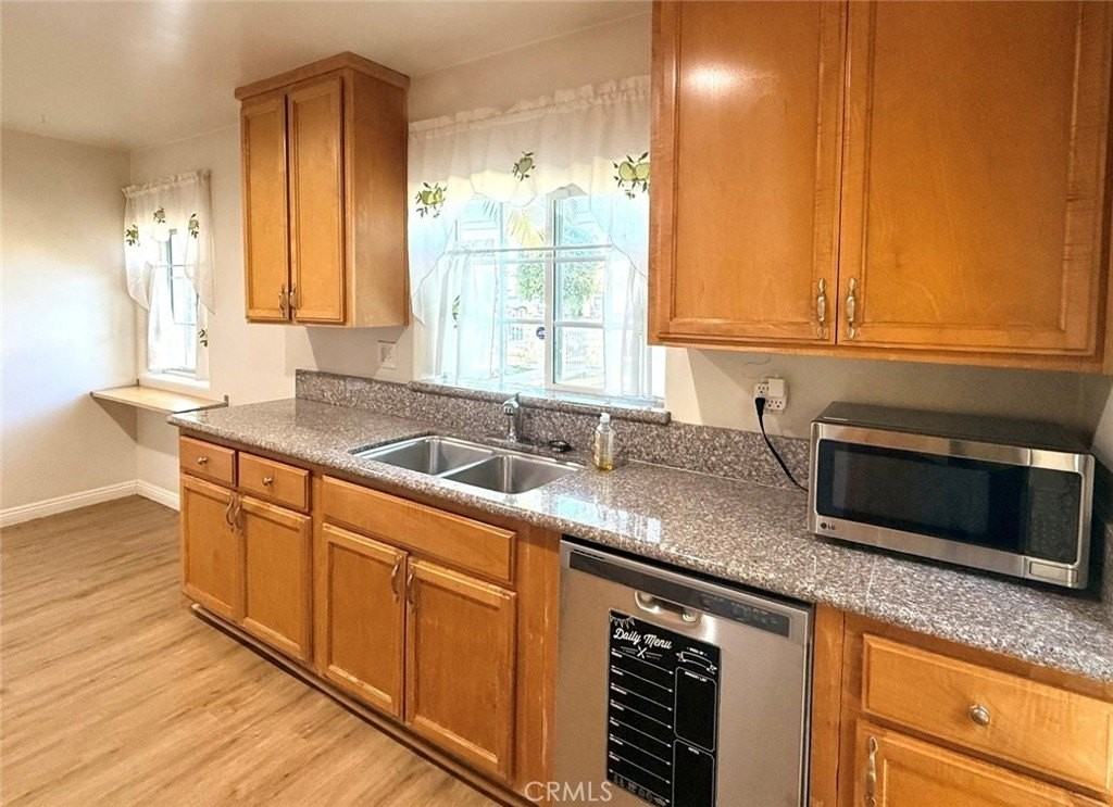 7454 Darby Ave - Photo 5 of 26