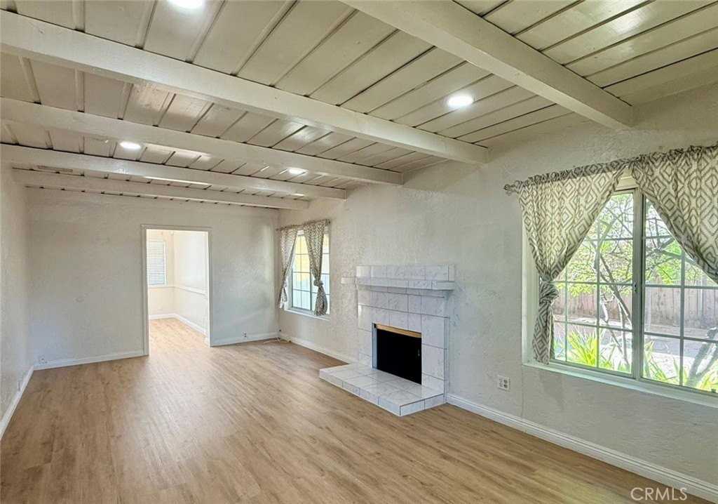 7454 Darby Ave - Photo 6 of 26