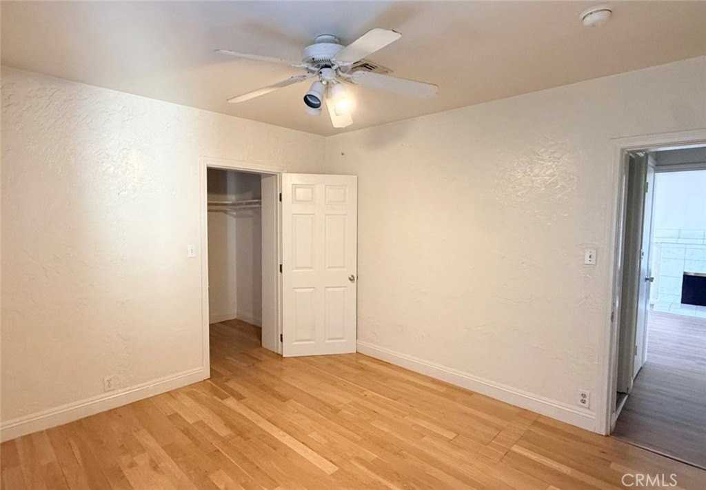 7454 Darby Ave - Photo 7 of 26