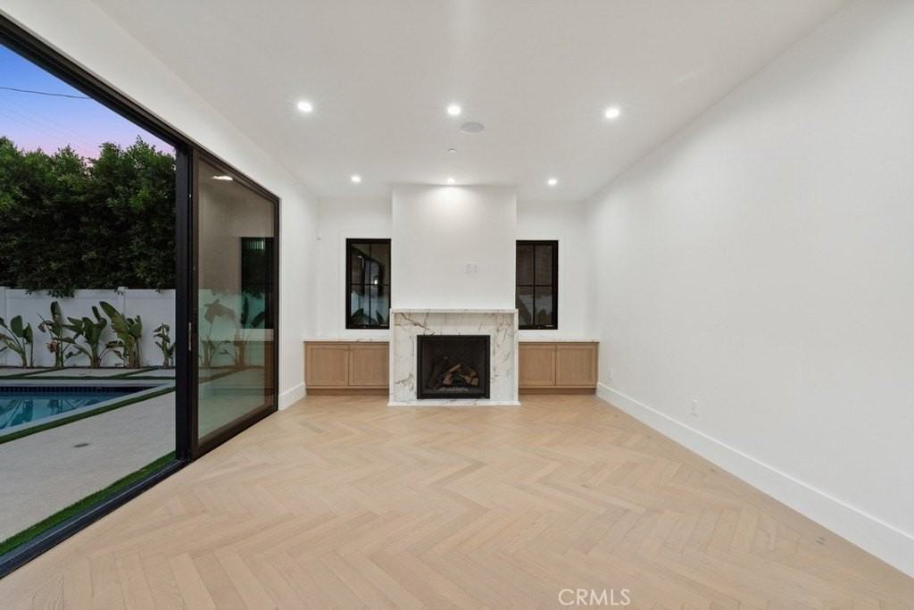 4539 Longridge Ave - Photo 6 of 32