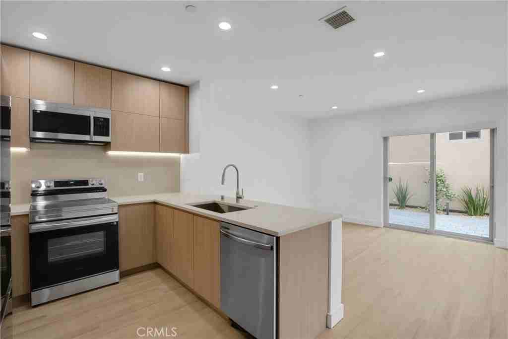 5222 Strohm Ave - Photo 5 of 30