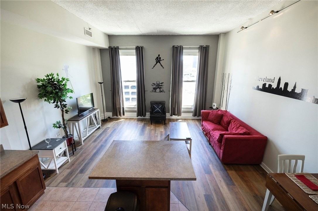 408 W Saint Clair Ave #607 - Photo 3 of 16