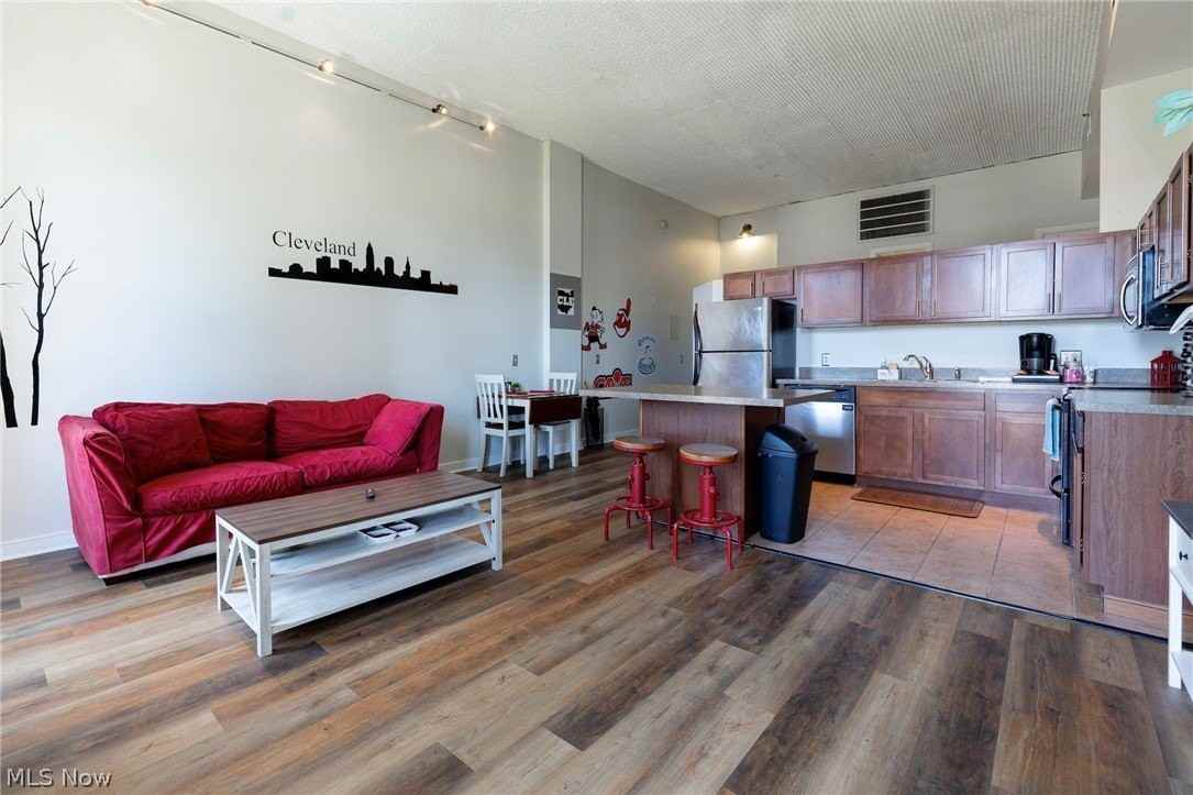 408 W Saint Clair Ave #607 - Photo 5 of 16