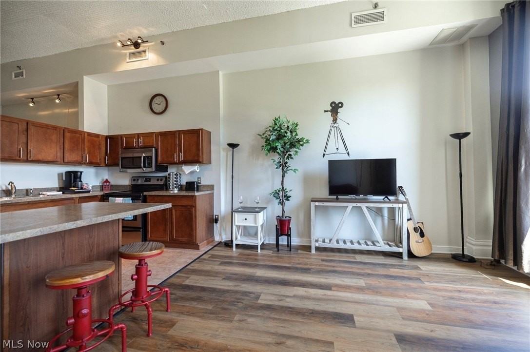 408 W Saint Clair Ave #607 - Photo 7 of 16