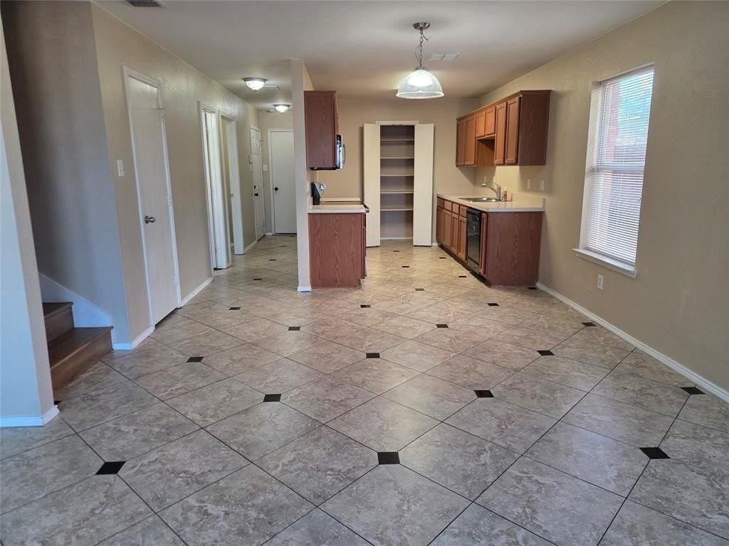 2326 Kingsway Dr - Photo 6 of 18