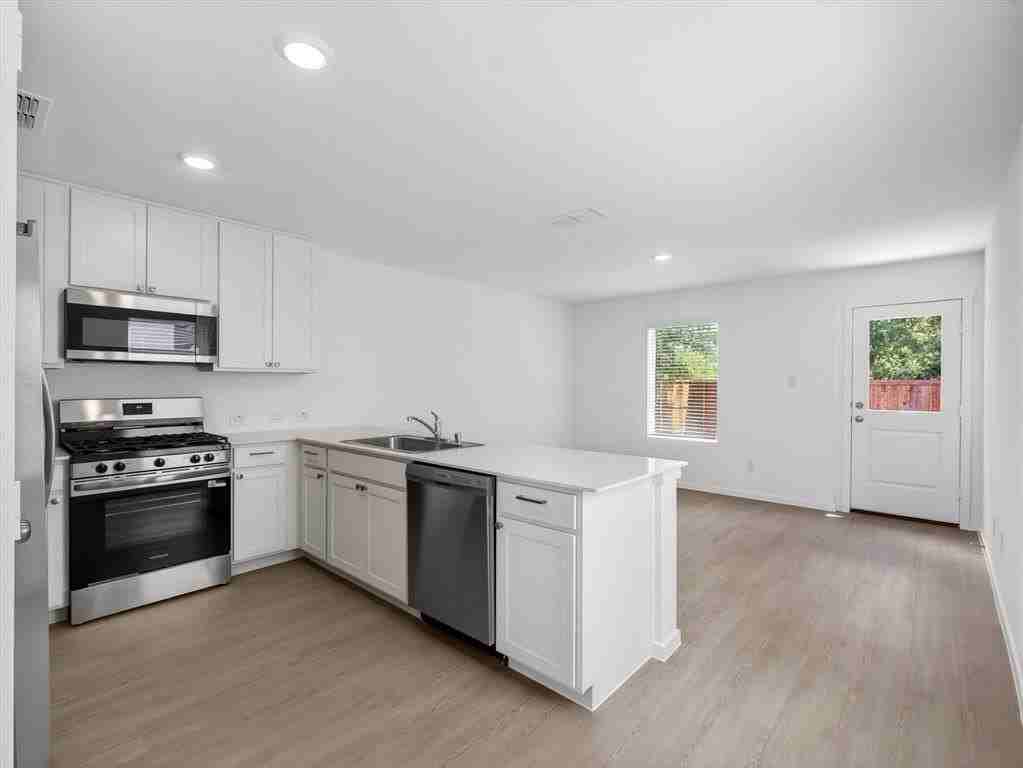 12112 Steeplechase Dr - Photo 7 of 32