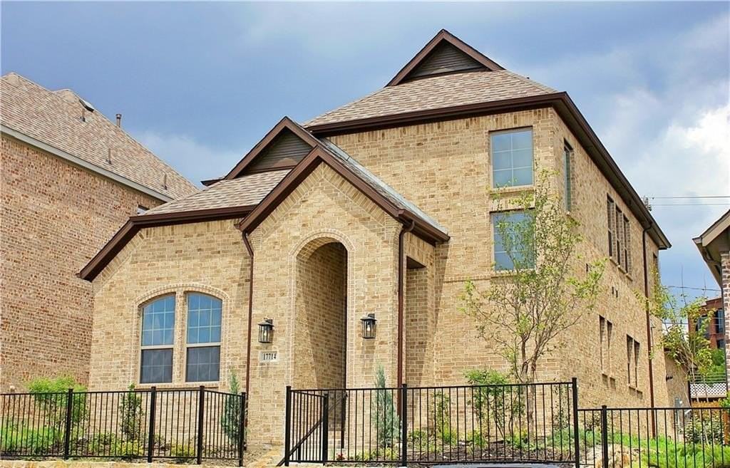 17714 Bottlebrush Dr - Photo 2 of 27
