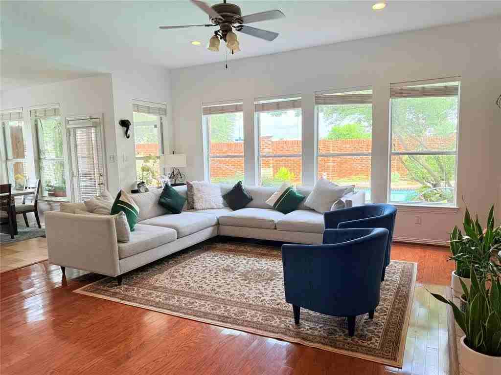 525 Abbey Ct - Photo 6 of 27