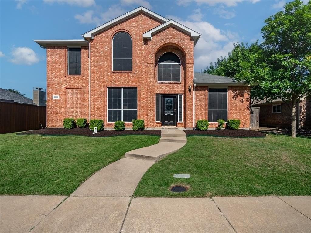 1011 Aylesbury Dr - Photo 2 of 32