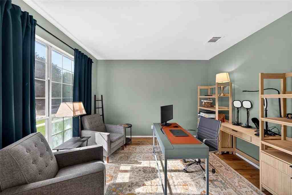 1011 Aylesbury Dr - Photo 6 of 32