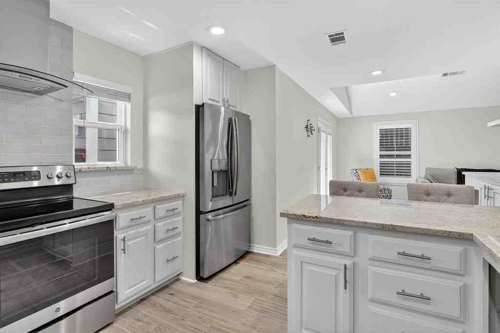 4315 Cabell Dr - Photo 3 of 36