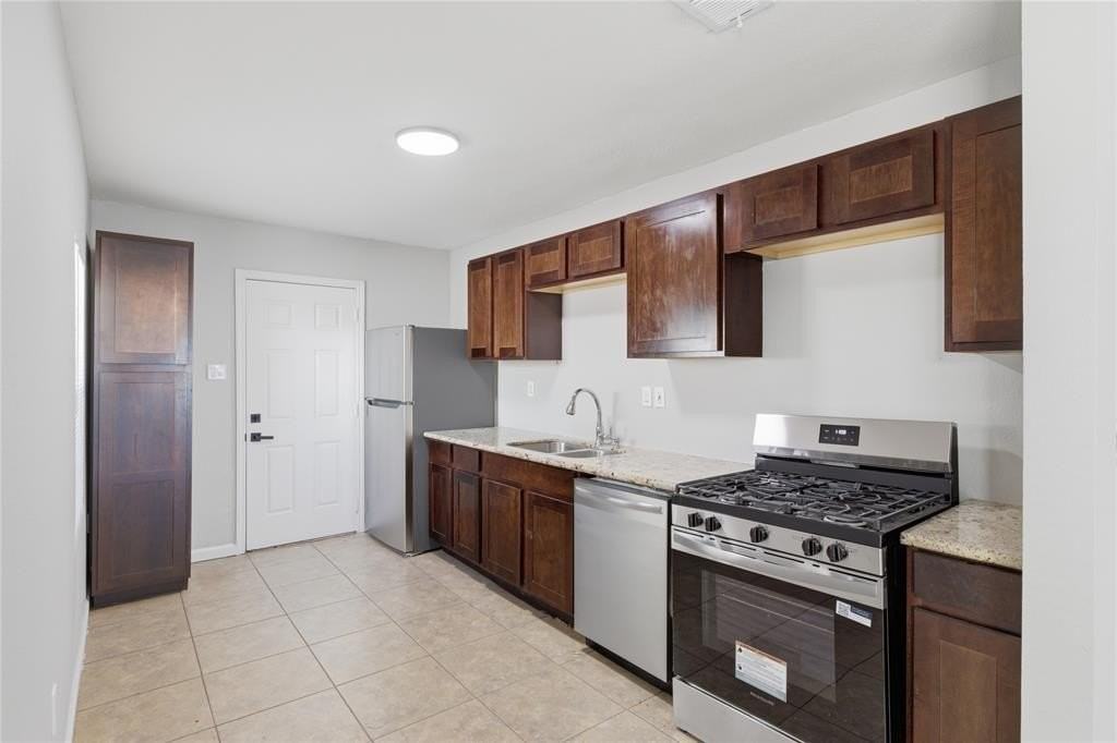 2211 Wilbur St - Photo 6 of 15
