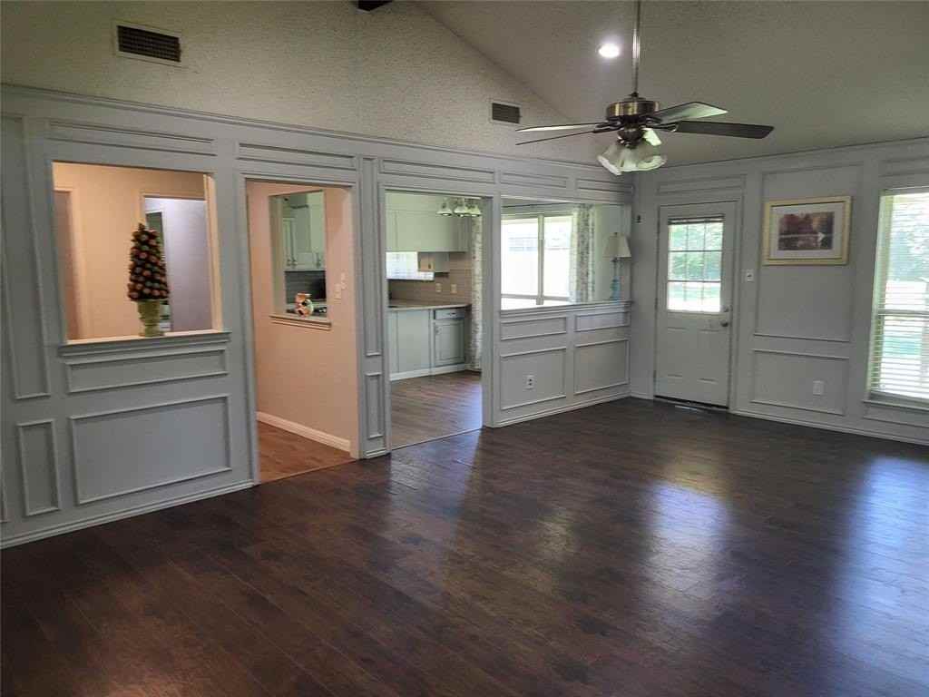 1106 Meadowview Dr - Photo 4 of 24