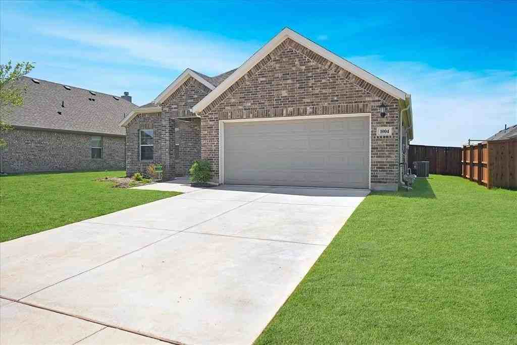 1004 Pineview Ln - Photo 3 of 26