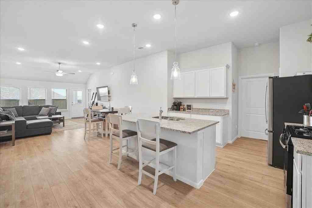 1004 Pineview Ln - Photo 7 of 26