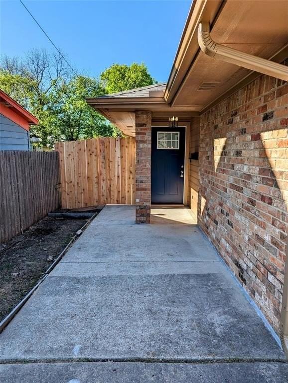 802 E Brin St - Photo 3 of 23