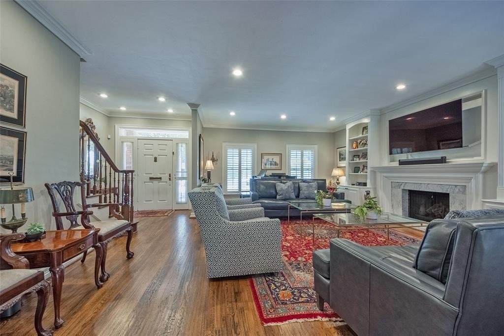 4104 Lovers Ln - Photo 4 of 34