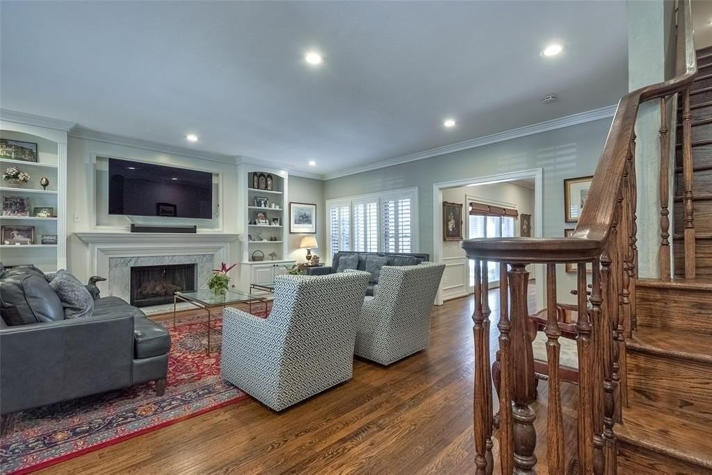 4104 Lovers Ln - Photo 5 of 34