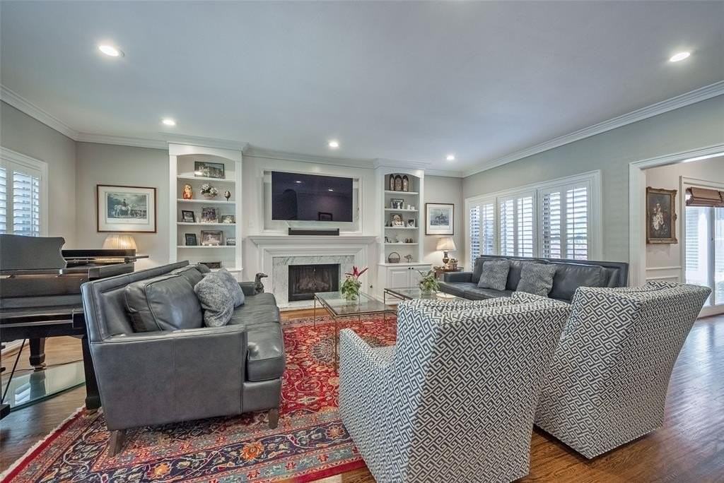 4104 Lovers Ln - Photo 6 of 34