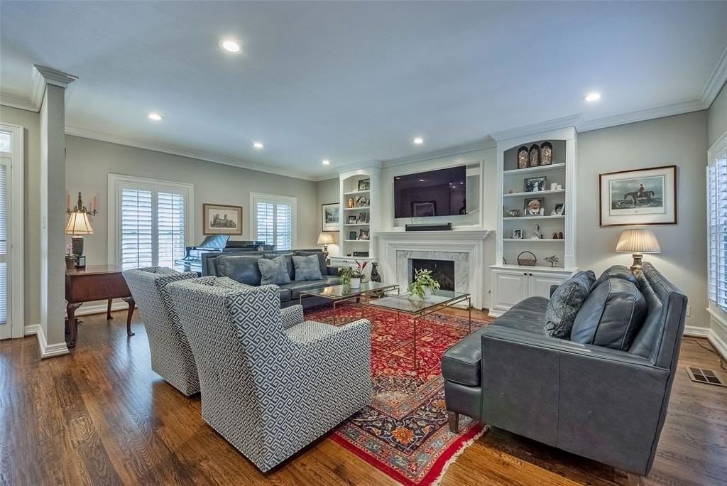 4104 Lovers Ln - Photo 7 of 34