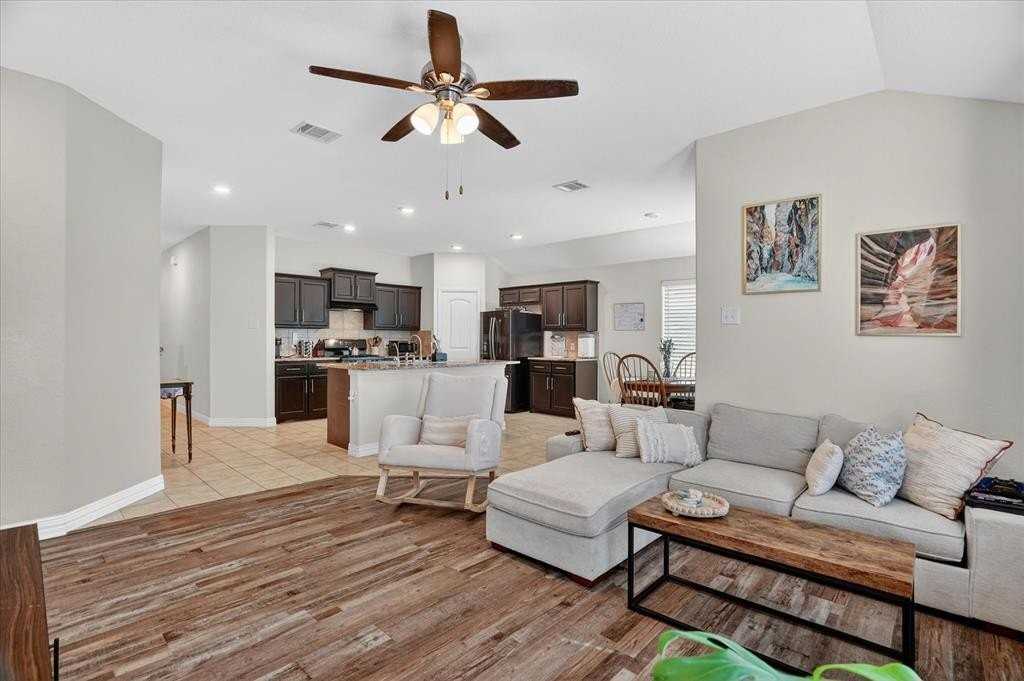 8020 Crimea Ln - Photo 7 of 39