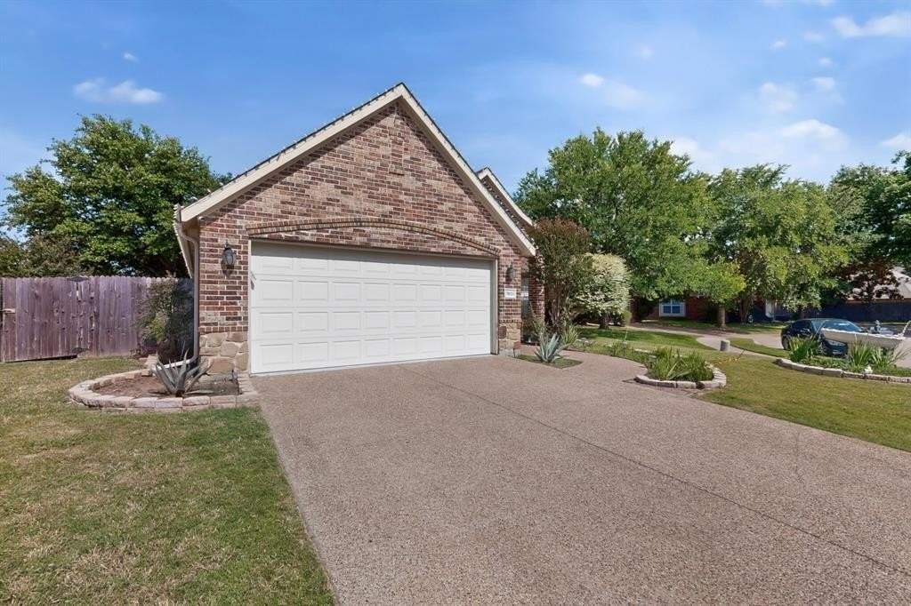 1901 Bentwood Ct - Photo 3 of 40