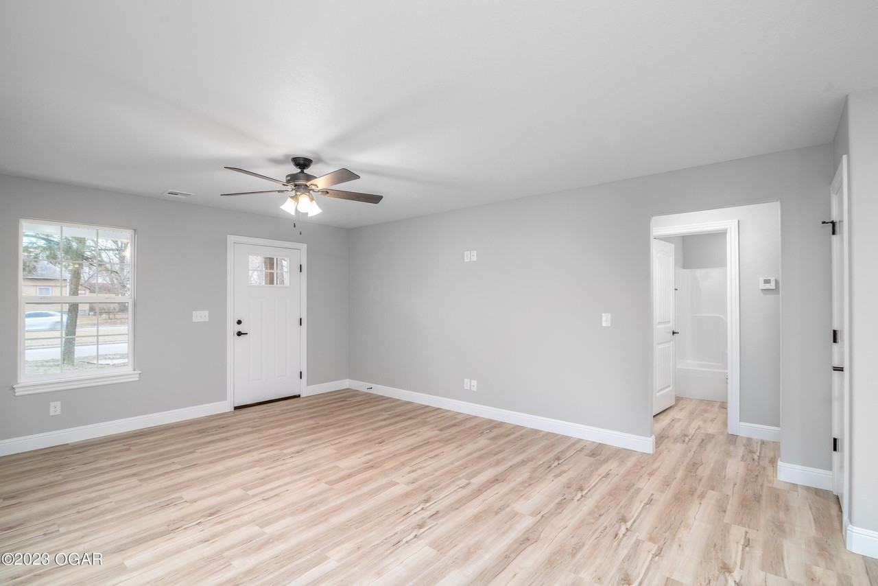 623 W Junge Blvd - Photo 3 of 17