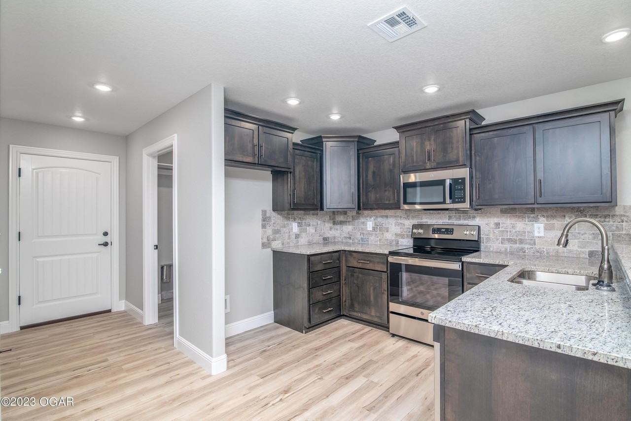 623 W Junge Blvd - Photo 6 of 17
