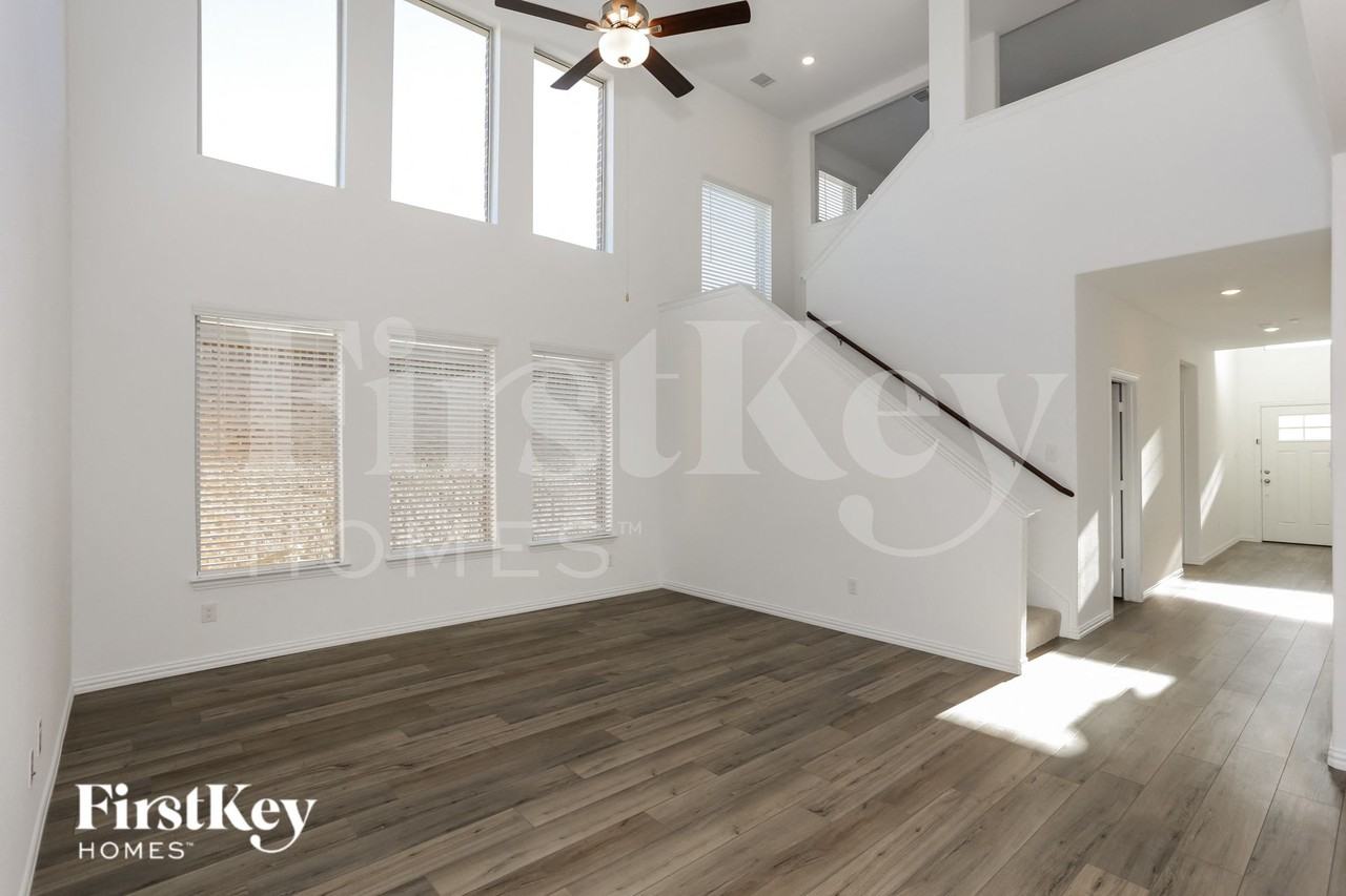 10049 Elkhorn Dr - Photo 2 of 16