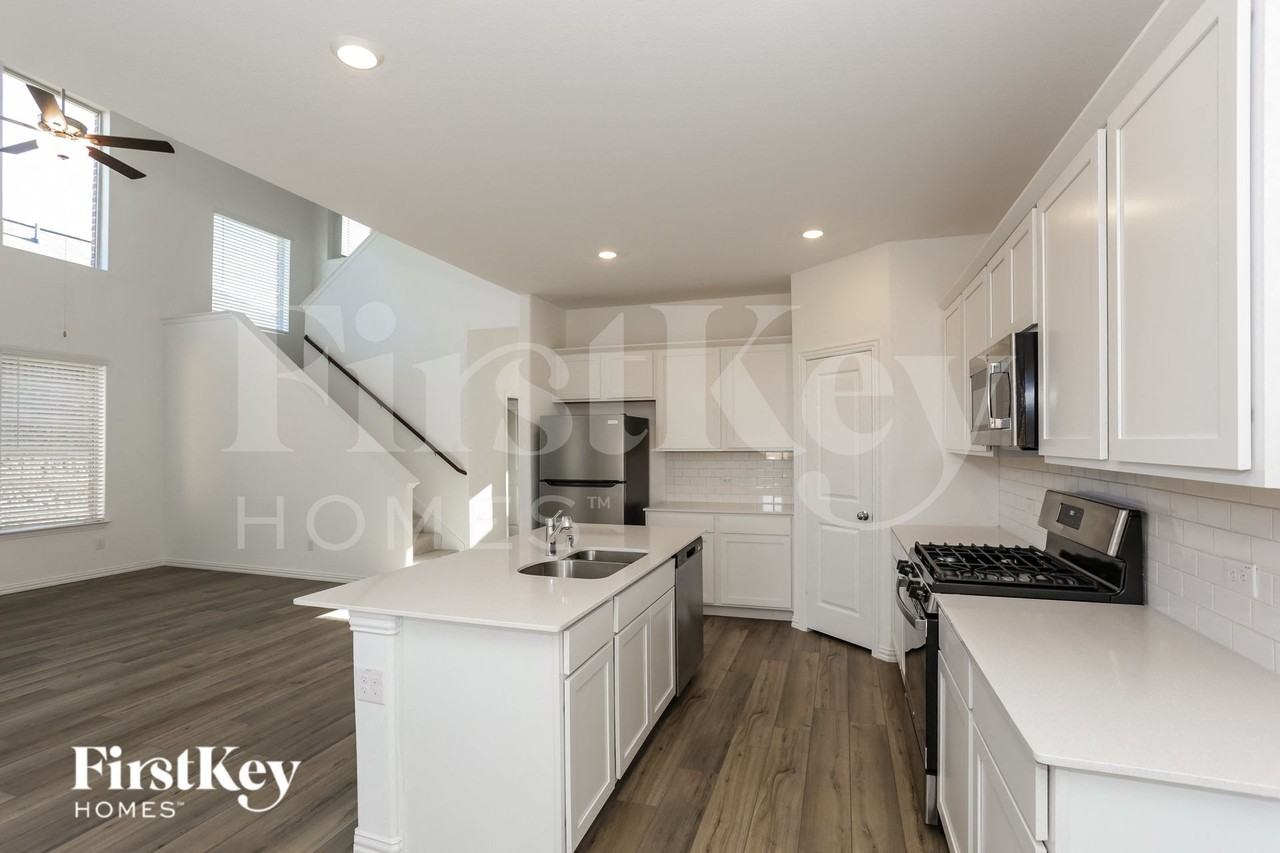 10049 Elkhorn Dr - Photo 5 of 16
