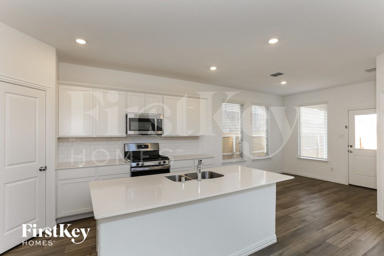 10049 Elkhorn Dr - Photo 6 of 16