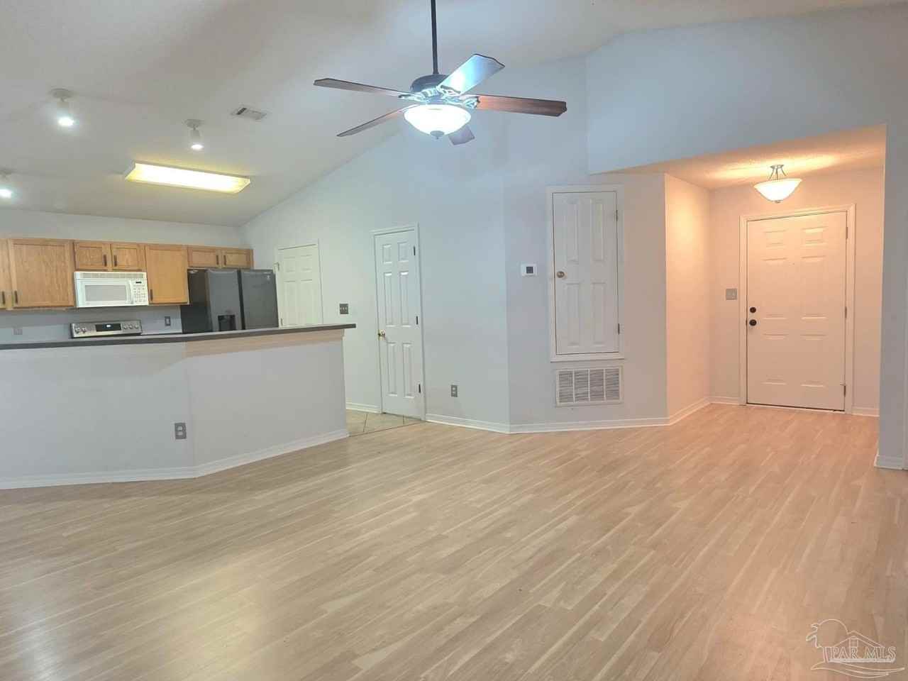 1059 Simpson St - Photo 3 of 24