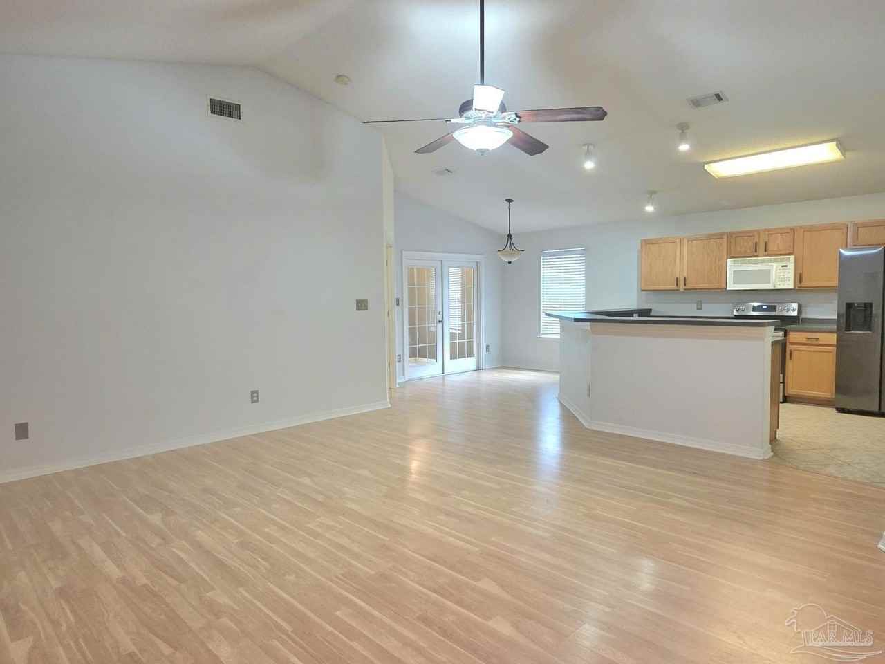 1059 Simpson St - Photo 4 of 24