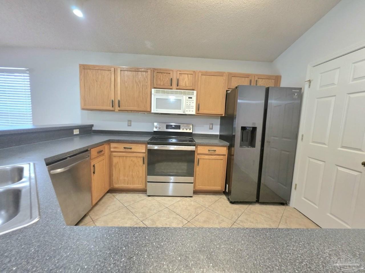 1059 Simpson St - Photo 5 of 24
