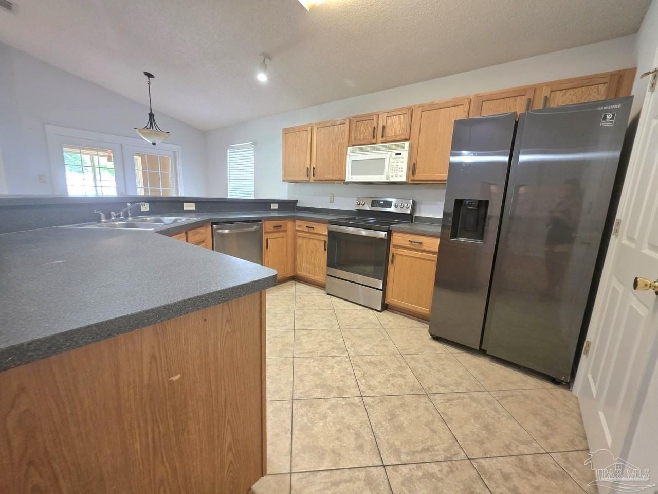 1059 Simpson St - Photo 6 of 24