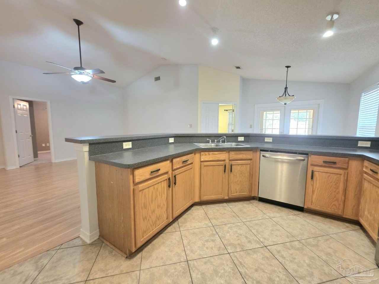 1059 Simpson St - Photo 7 of 24