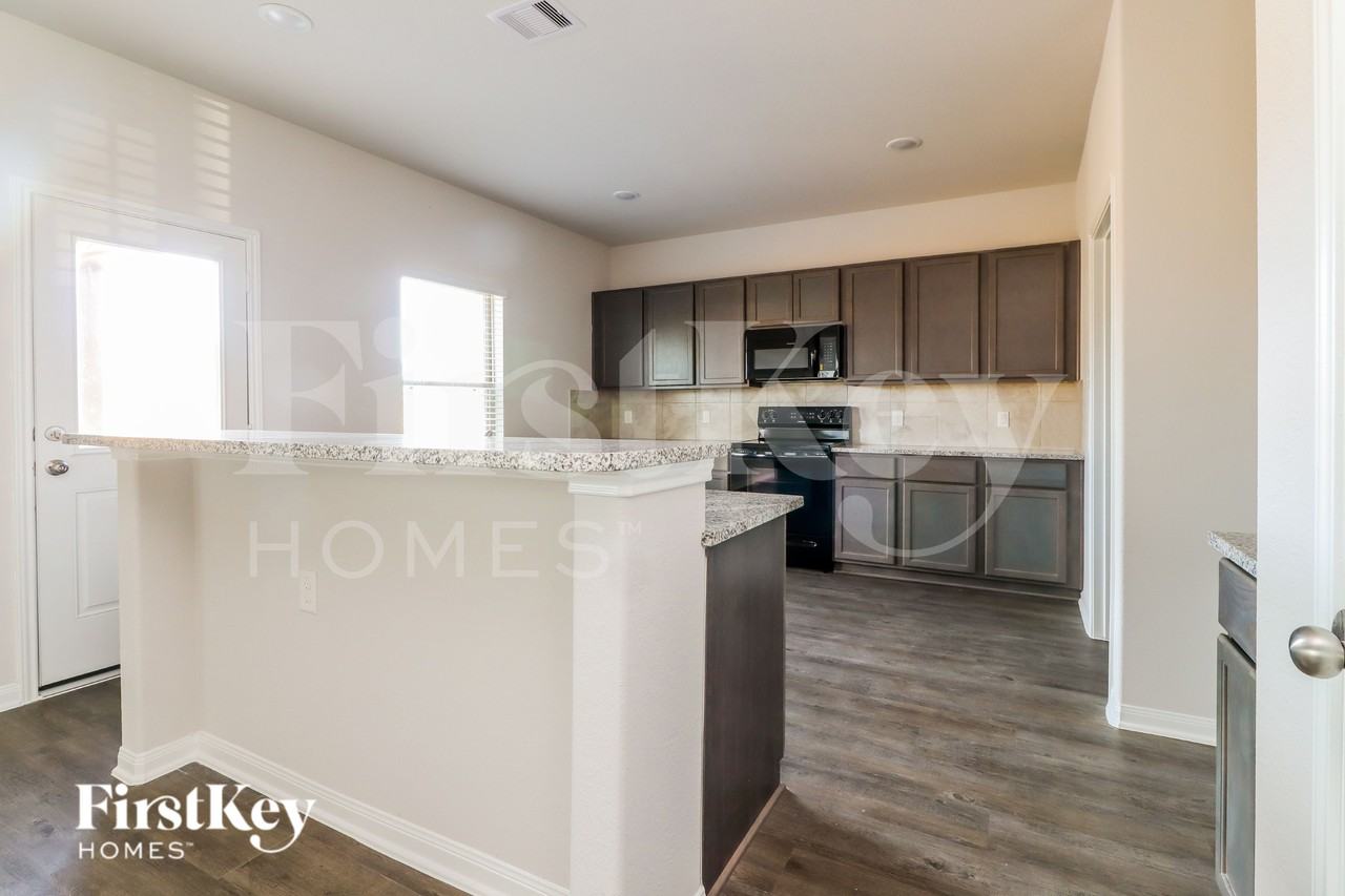 14705 Country Club Dr - Photo 7 of 16
