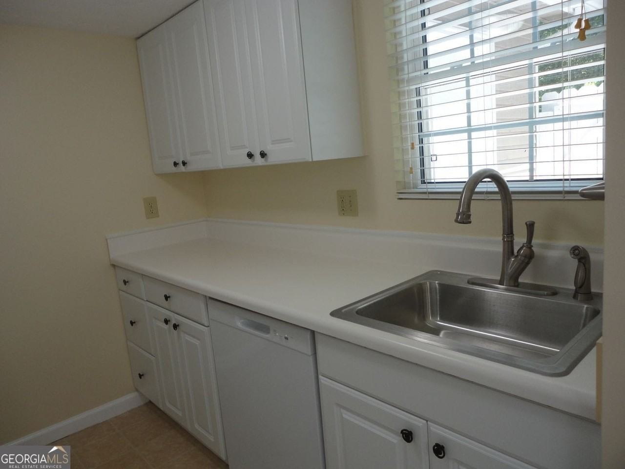 403 Northdale Ct - Photo 4 of 14