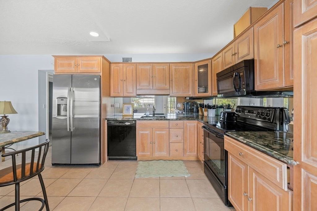 23 Royal Palm Pt #B - Photo 4 of 35