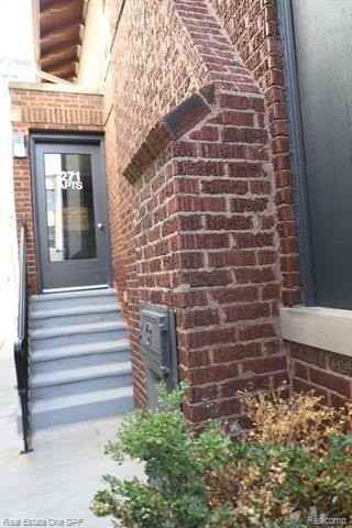 271 W Maple Rd - Photo 3 of 11