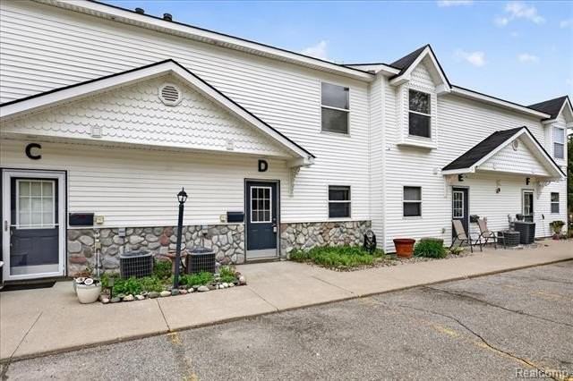 48 Broadway St - Photo 2 of 37