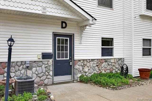 48 Broadway St - Photo 3 of 37