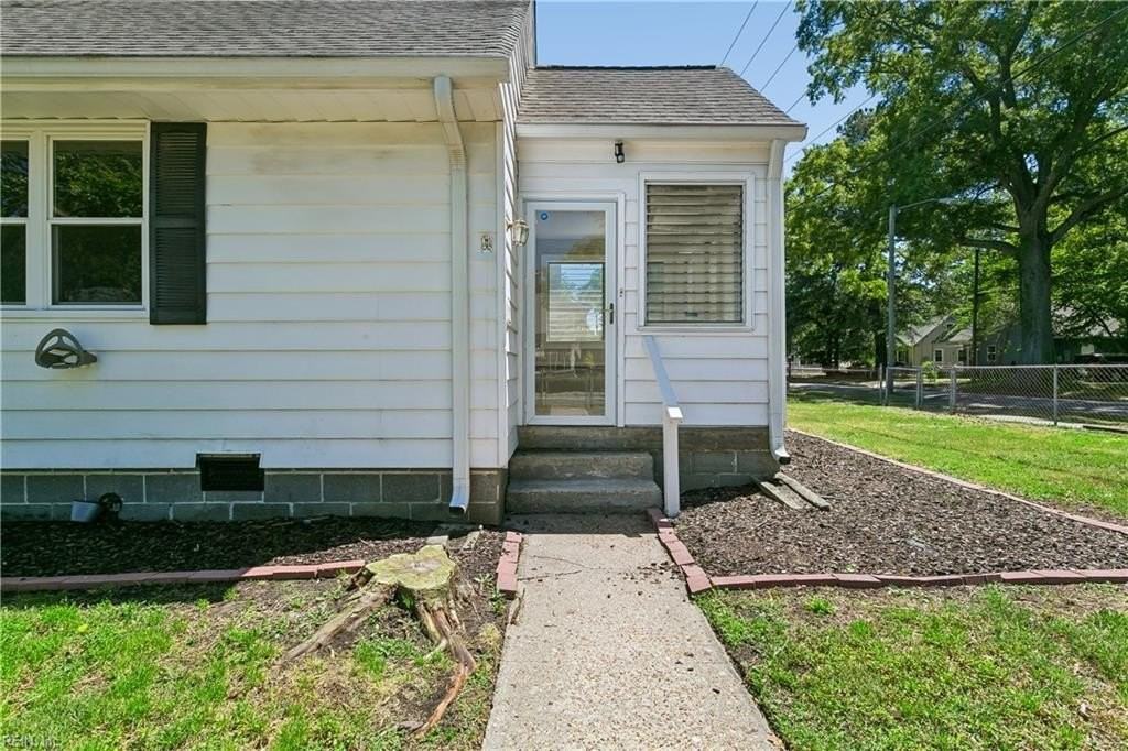 7730 Ruthven Rd - Photo 3 of 29
