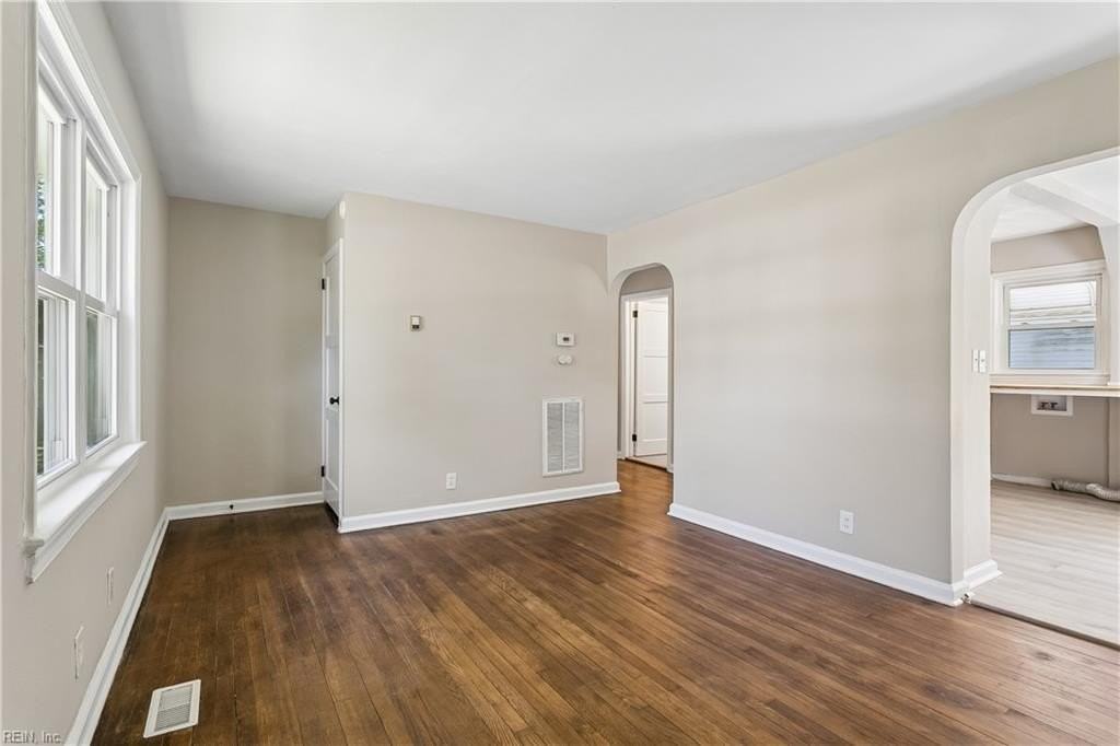 7730 Ruthven Rd - Photo 7 of 29