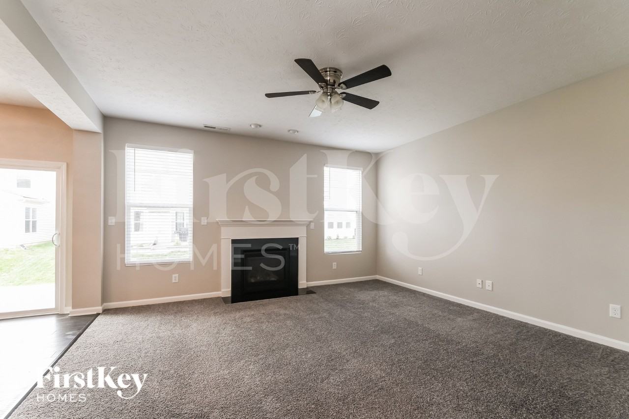 5770 Pebblebrooke Rd - Photo 3 of 15